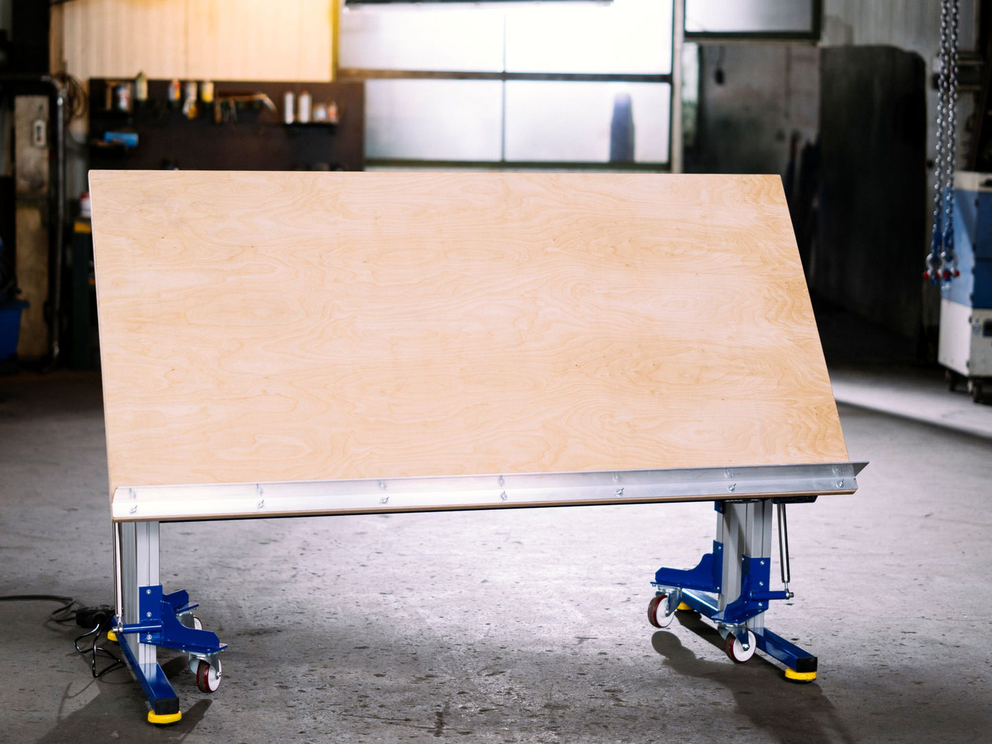 Table de travail à hauteur réglable électriquement avec mécanisme de plateau inclinable, cadre en aluminium, capacité robuste, avec 4 pieds industriels 