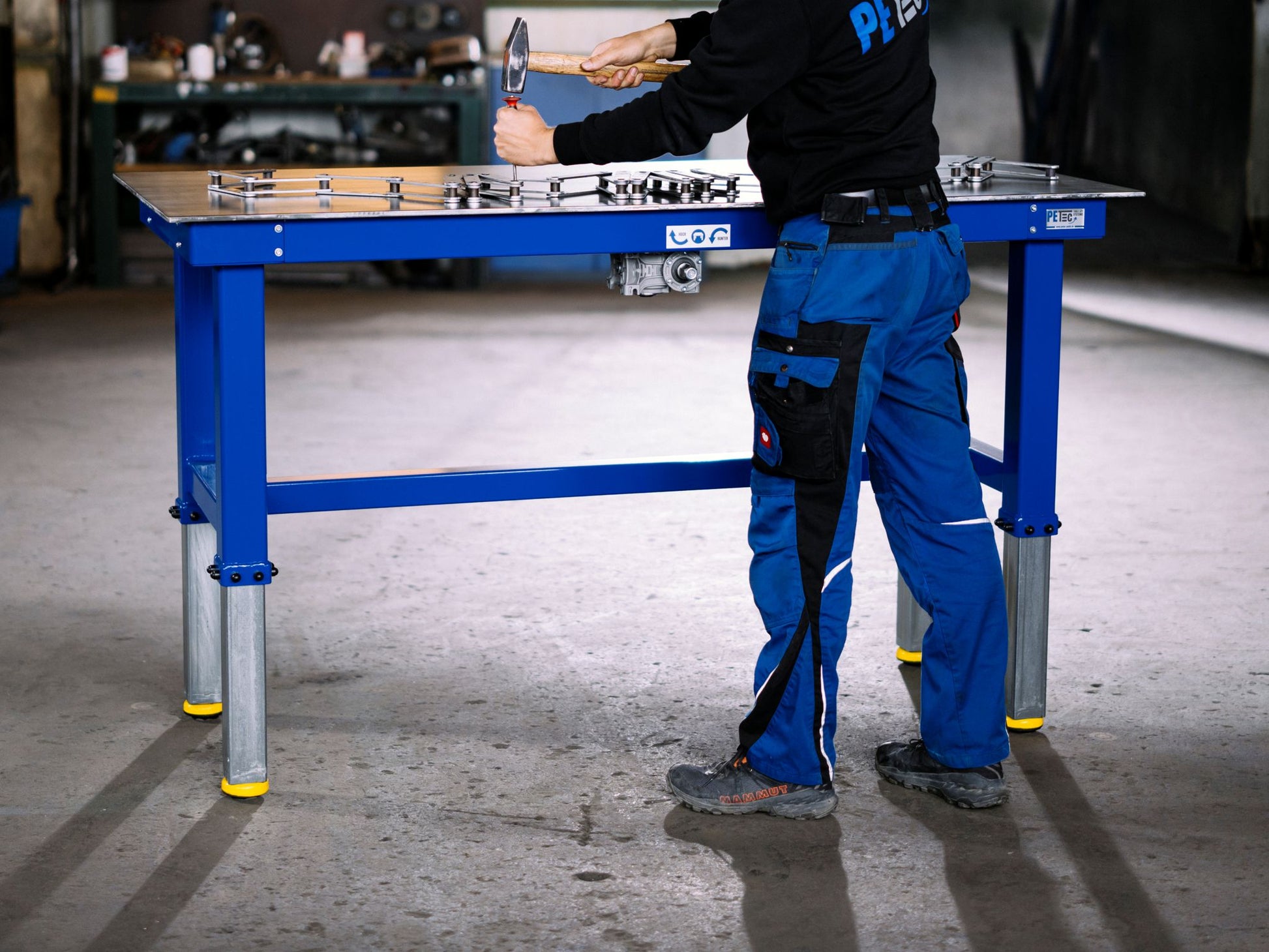 Extremely heavy-duty height-adjustable workbench working table for industry and professionals with casters