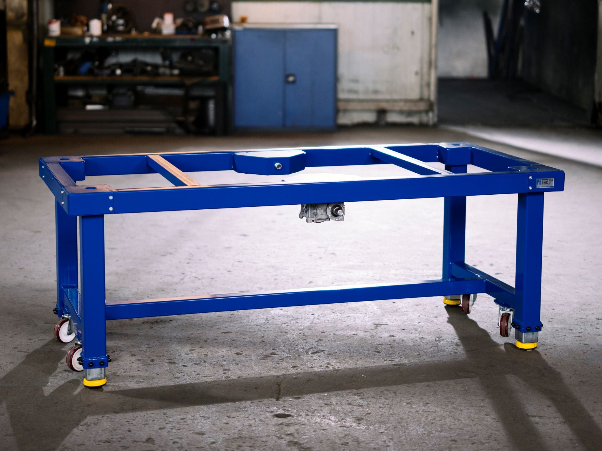 Height-adjustable welding table for workshops